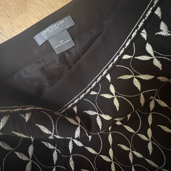 ⭐️BOGO FREE⭐️ ANN TAYLOR Stunning Embroidered Black A-Line Skirt - Picture 2 of 5